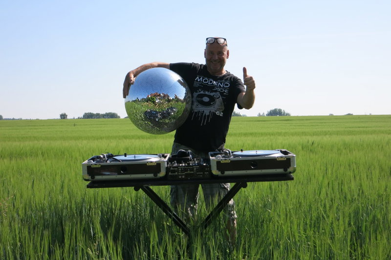 DJ HOLIDAY