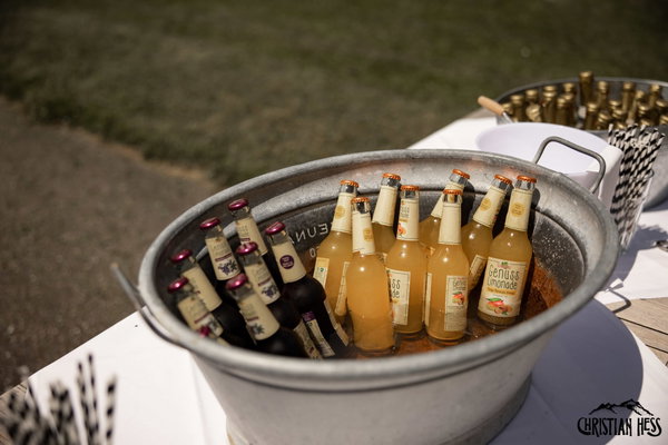 Eine Auswahl an verschiedenen Limonaden, Pils, Radler und Mineralwasser aus der mit Eiswürfeln gefüllten Zinkwanne zum Empfang.