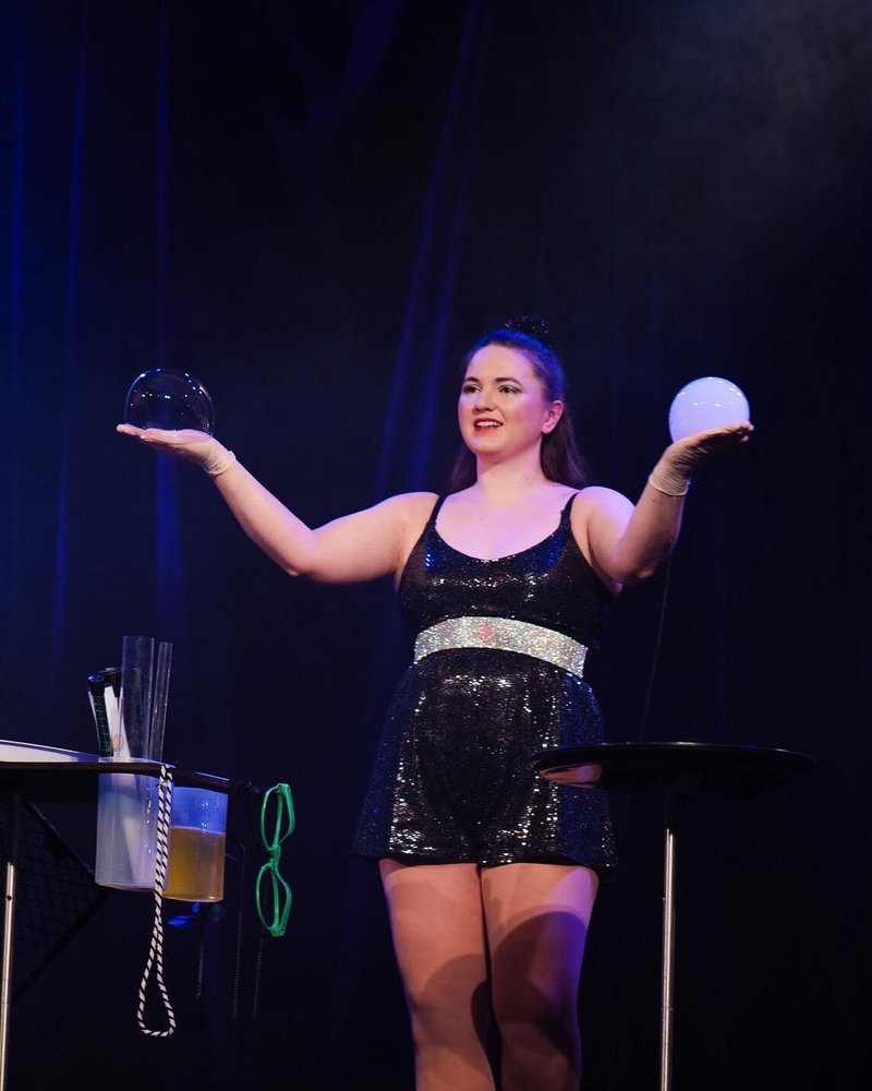 Miss Edith - Riesenseifenblasen Zauberin & Artistin