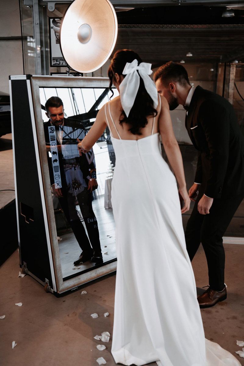 MagicMoment.events - Fotobox mieten, Fotospiegel mieten, Foto-Roboter mieten, DJ-Service
