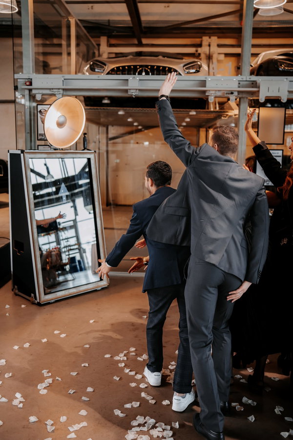 MagicMoment.events - Fotobox mieten, Fotospiegel mieten, Foto-Roboter mieten, DJ-Service