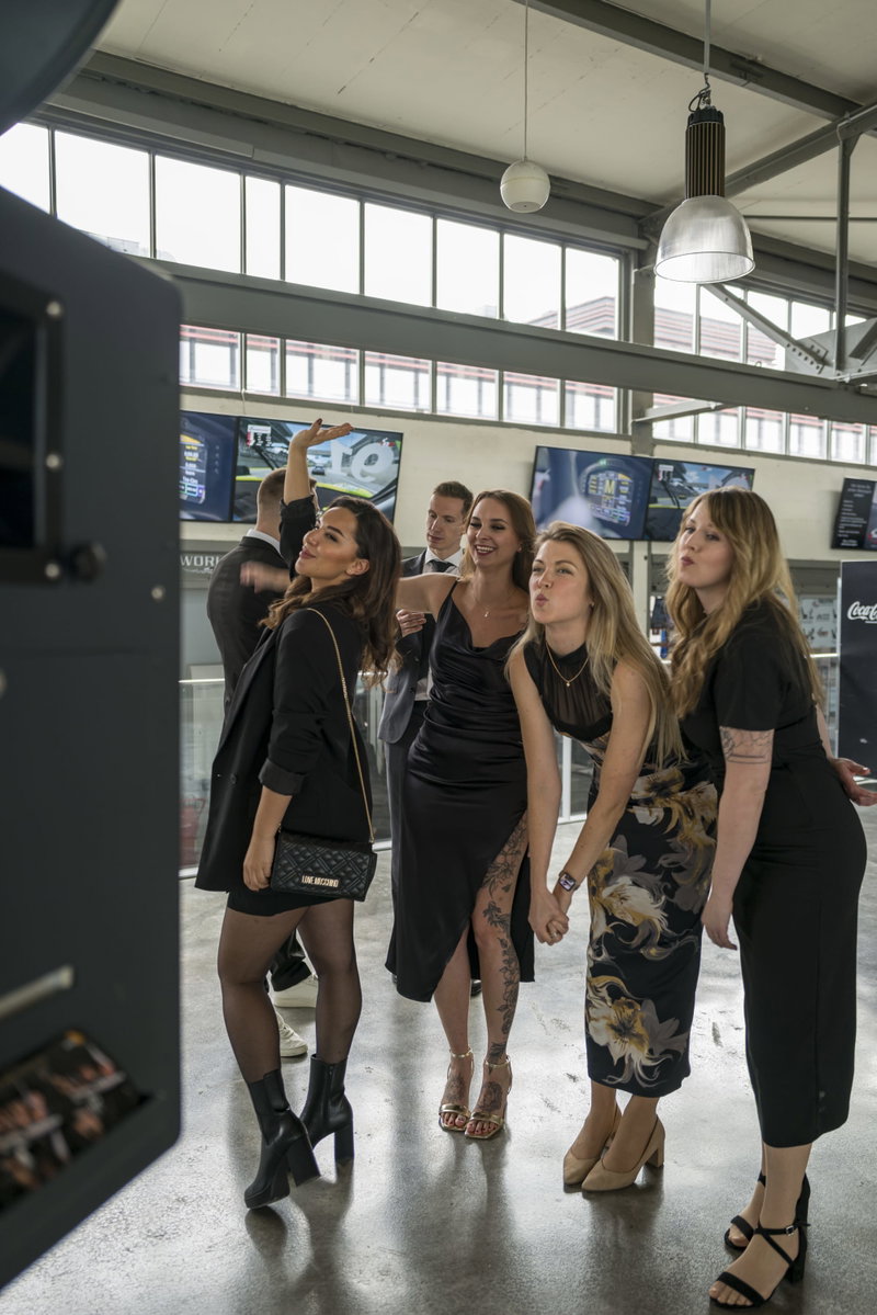 MagicMoment.events - Fotobox mieten, Fotospiegel mieten, Foto-Roboter mieten, DJ-Service